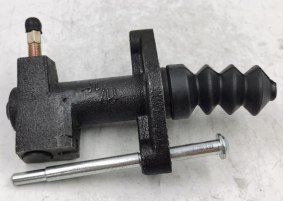 سلندر كلتش سفلي (Slave Cylinder) لسيارات Nissan Navara D22 موديل 1998–2004 بجودة عالية وأداء ثابت