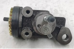 سلندر فرامل خلفي (Wheel Cylinder) لسيارة Toyota Land Cruiser 100 Series 1998–2007 — جودة عالية وأداء موثوق لنظام الفرامل